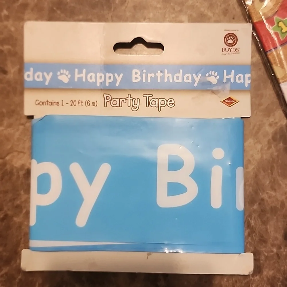 3 Paper tablecovers 